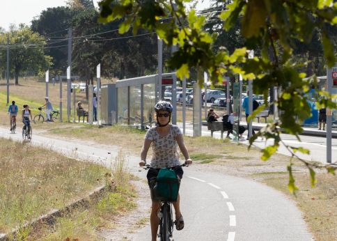 Photo Cycle paths border tram stops to reduce travel time © CPU