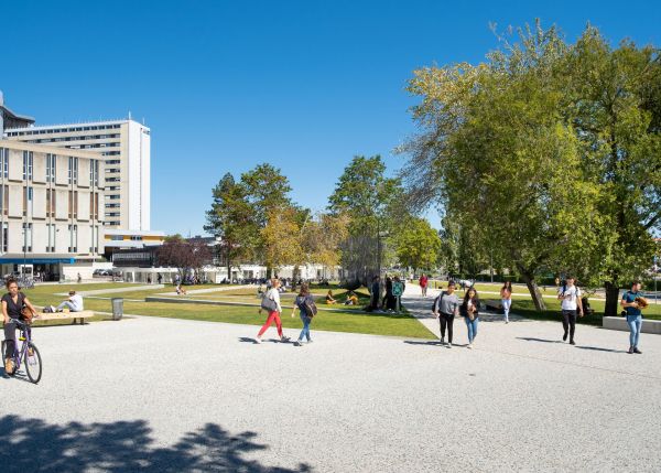 Photo : The Jacques Latrille outside esplanade on the Carreire campus © Arthur Pequin