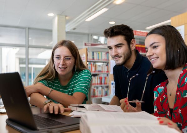 Photo : Group of students in the Management Sciences library - Bastide Campus © CPU