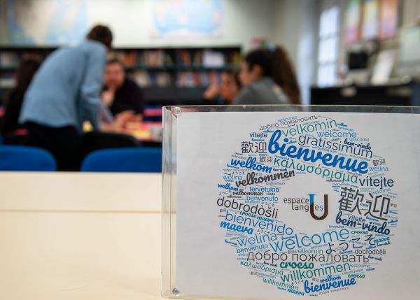 Photo : L'Espace Langues offre un service gratuit de formation en langues étrangères destiné aux étudiants et au personnel du Collège Sciences de l'Homme et Science de la santé © Gautier Dufau