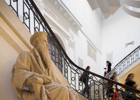 Photo Statue of Pey Berland, the archbishop who established the University of Bordeaux in 1441 © Arthur Pequin