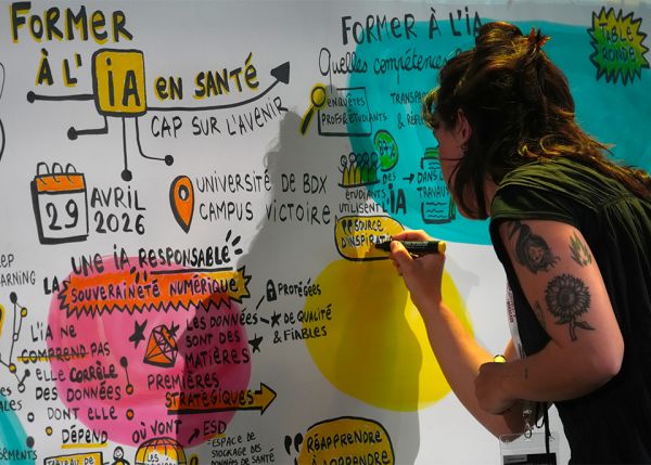 Photo : Une facilitatrice graphique était présente pendant le colloque pour illustrer les débats © Olivier Got - université de Bordeaux
