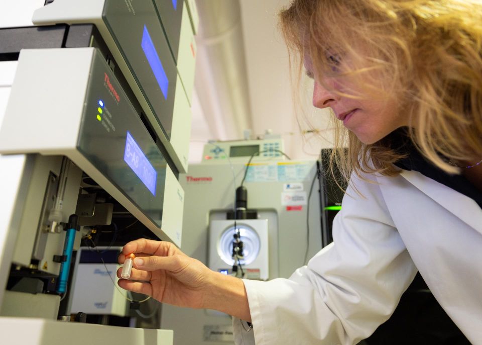 Caroline Tokarski étudie les objets du patrimoine culturel avec la spectroscopie de masse à haute résolution © Gautier Dufau - université de Bordeaux