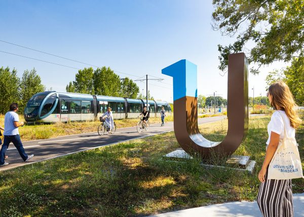 Photo : L’université de Bordeaux est une grande université de recherche pluridisciplinaire, ancrée dans ses territoires et rayonnant à l’international © Arthur Pequin