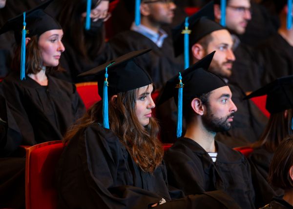 Photo : Tous les ans, après leur soutenance de thèse effectuée, l'ensemble des jeunes chercheurs diplômés de l'université de Bordeaux sont invités à participer à la Cérémonie des docteurs.