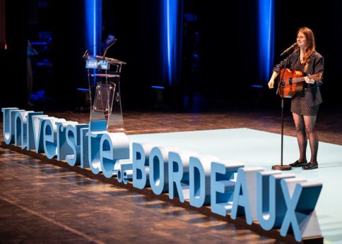Photo L'invitée d'honneur, Célia Pelluet, fait mouche avec ses « punchlines » sur la vie de thésard et sa chanson hilarante sur Thomas Pesquet (qui n'a pas de doctorat, lui) © Gautier Dufau pour l'université de Bordeaux