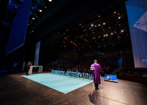 Photo Discours du président Dean Lewis pour ouvrir la cérémonie © Gautier Dufau pour l'université de Bordeaux