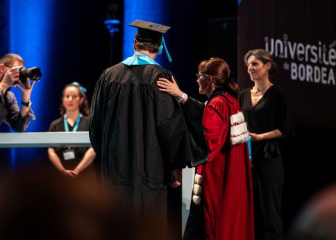 Photo Les diplômés repartiront avec de belles photos souvenirs de cette cérémonie © Gautier Dufau pour l'université de Bordeaux