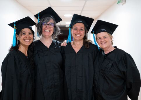 Photo Des docteures souriantes avant la cérémonie © Gautier Dufau pour l'université de Bordeaux