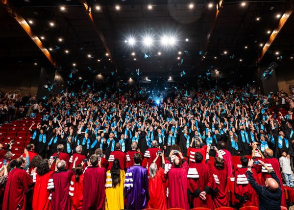 Photo : Le traditionnel lancer de mortier des docteurs, qui marque la fin de la cérémonie © Gautier Dufau pour l'université de Bordeaux