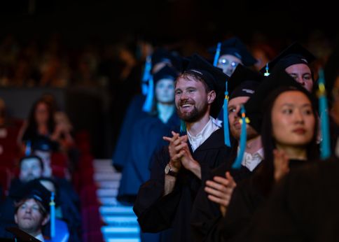 Photo À la fois acteur et spectateur de la cérémonie, ce docteur vit un moment unique dans son parcours académique © Gautier Dufau pour l'université de Bordeaux