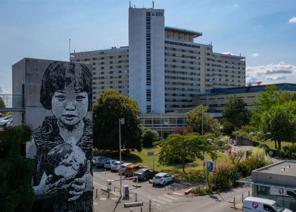 Photo : Le centre hospitalier Pellegrin faisant partie du CHU de Bordeaux © Fred Encuentra / Barbot Studio