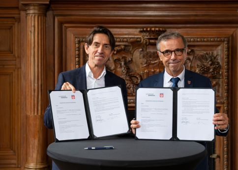 Photo Le président de l'université Dean Lewis avec le maire de Bordeaux Pierre Hurmic, avec la convention qui unit les deux institutions © Gautier Dufau