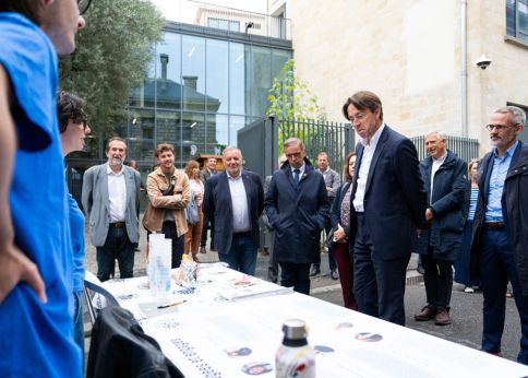 Photo Le maire de Bordeaux et le président de l'université sur le stand des ambassadeurs des transitions © Gautier Dufau