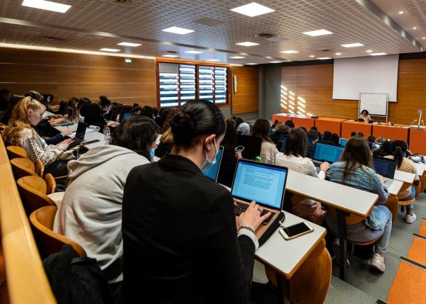 Photo : Cours magistral - campus Périgord ® Gautier Dufau