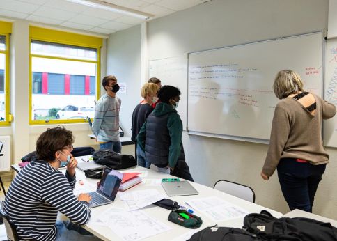 Photo Cours à l'IUT Bordeaux, site de Gradignan. Les interactions entre les étudiants et les enseignants sont nombreuses et concrètes ® Gautier Dufau