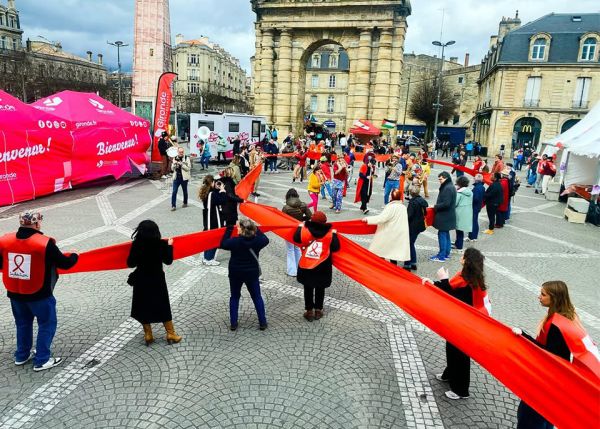 Photo : Journée de dépistage du VIH place de la Victoire à Bordeaux © Collectif-Sida 33 