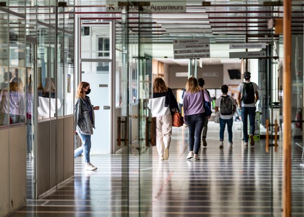 Photo : On every campus, there is a registrar's office dedicated to your programme as well as a reception desk. (Montaigne-Montesquieu Campus lobby) © Gautier Dufau