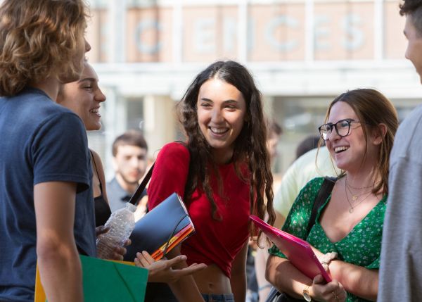 Photo : Students on the Peixotto campus © CPU
