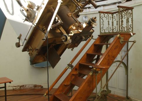 Photo Grande lunette équatoriale fabriquée par Eichens et son objectif de 14 pouces de Merz, sous sa coupole peu après son installation en 1883 © Université de Bordeaux