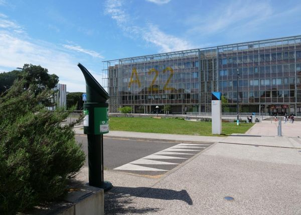Photo : Défibrillateur sur le campus Peixotto © université de Bordeaux