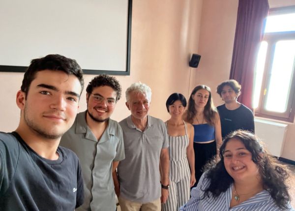 Photo : Dimitri Batani (centre) with student at Venice International University © université de Bordeaux