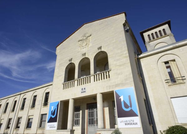 Photo : Façade du bâtiment C4 - domaine du Haut-Carré © Olivier Got - université de Bordeaux