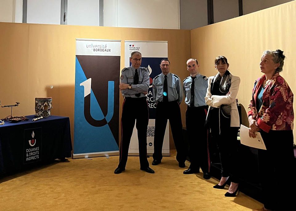 Jean-François Rubler, directeur interrégional des douanes, Hervé Geffroy, adjoint au directeur interrégional de Nouvelle Aquitaine, Benjamin Thibord, chef divisionnaire de Limoges, Virginie Postal, vice-présidente en charge du dialogue Sciences & société et Science ouverte de l'université et Sophie Chave-Dartoen, directrice du MEB (de gauche à droite) lors de la cérémonie de remise du don au MEB © Service interrégional des douanes
