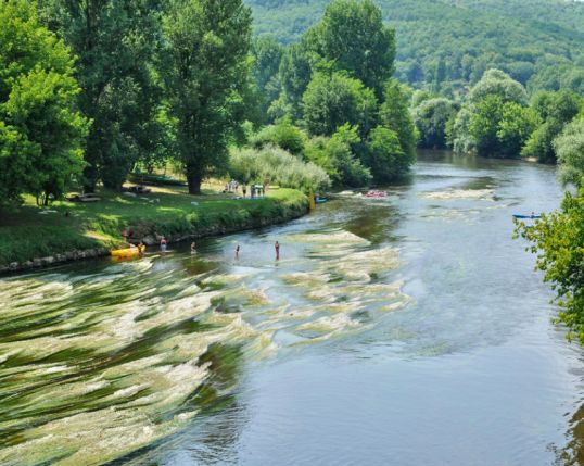 Photo : La rivière Tursac © PackShot / AdobeStock_