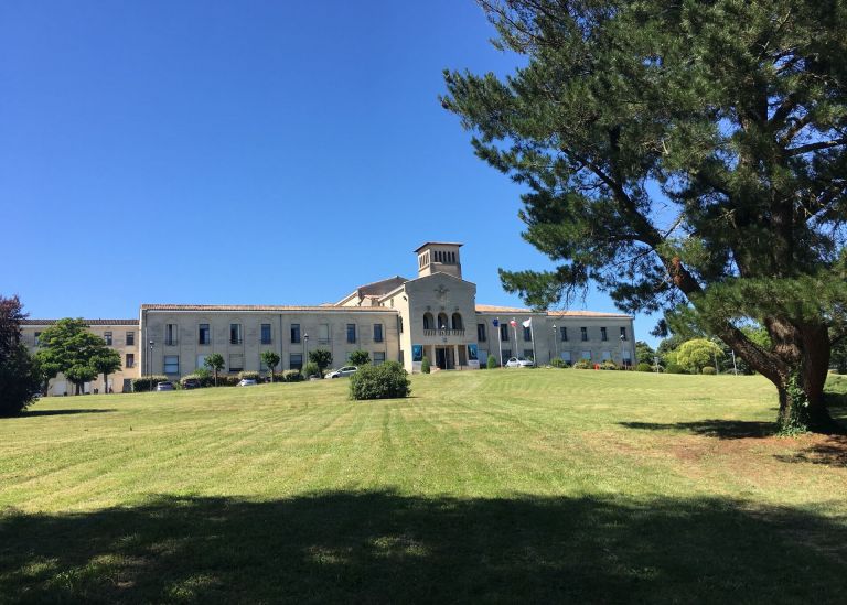 Photo : The Domaine du Haut-Carré notably includes a university restaurant, administrative departments and services, a laboratory and an accommodation center © Olivier Got - University of Bordeaux