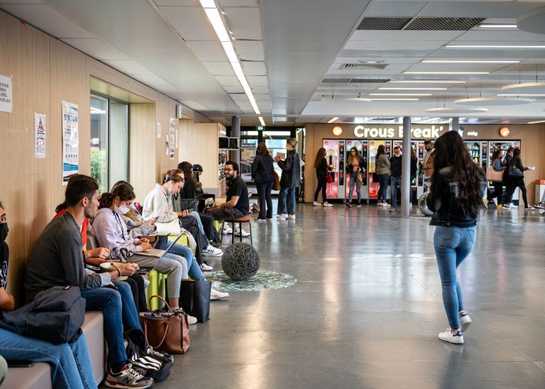 Photo : Relaxation and catering area for students on the Montaigne-Montesquieu campus © Gautier Dufau