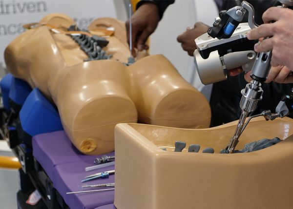 Photo : Mannequin de simulation en chirurgie du Neuro truck, camion pédagogique mis au point par la société Stryker © université de Bordeaux