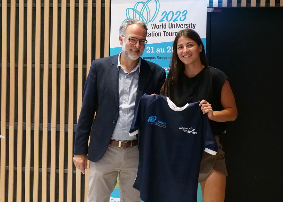 Olivier Pujolar, vice-président en charge des partenariats, et Cloé Da Costa, capitaine de la sélection féminine, présentent le maillot officiel de l'équipe bordelaise © Université de Bordeaux
