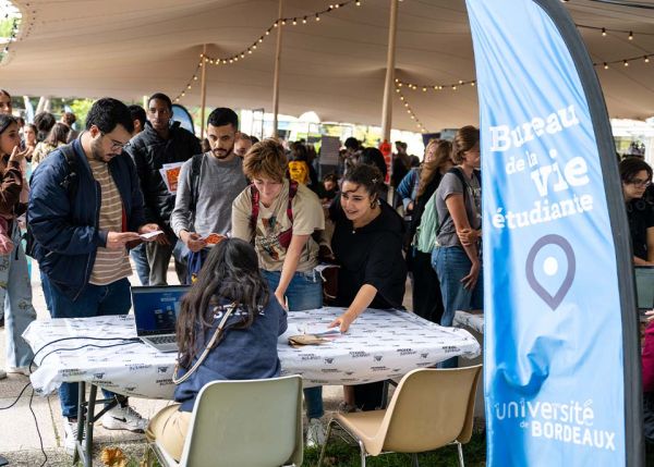 Photo : En septembre, 'Fête! la rentrée' invite les étudiantes et étudiants, surtout les nouveaux arrivants, à découvrir les services, les associations et à s’approprier leur campus. © Gautier Dufau