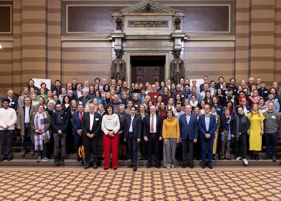 Les participants du General Meeting à Uppsala, avec le président Dean Lewis, 3e du premier rang en partant de la gauche © Compte X (ex-Twitter) de l’université d’Uppsala