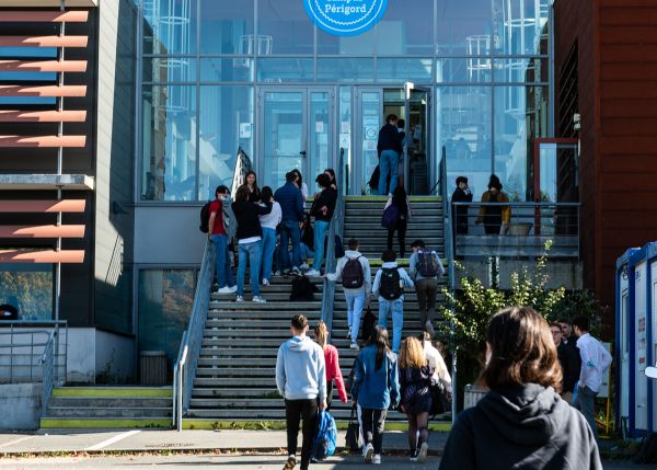 Photo : Entrée principale du campus Périgord. © Gautier Dufau