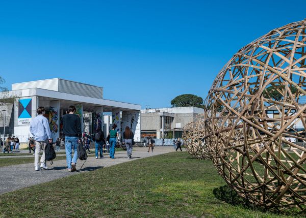 Photo : Esplanade du campus Montaigne-Montesquieu © GautierDufau 