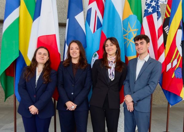Photo : Les étudiants en master Enjeux et techniques du droit social, lauréats du du challenge étudiant de l’Association française pour l'Organisation internationale du travail à Genève au siège de l'OIT, le 17 mars 2026. © université de Bordeaux