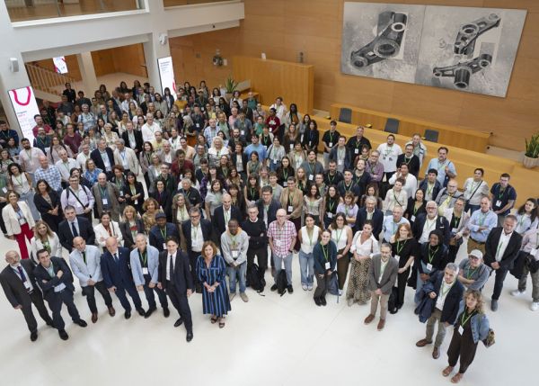 Photo : Les participantes et participants à Euskampus Bordeaux Eguna 2026 dans le hall de Ficoba à Irun © Refresco