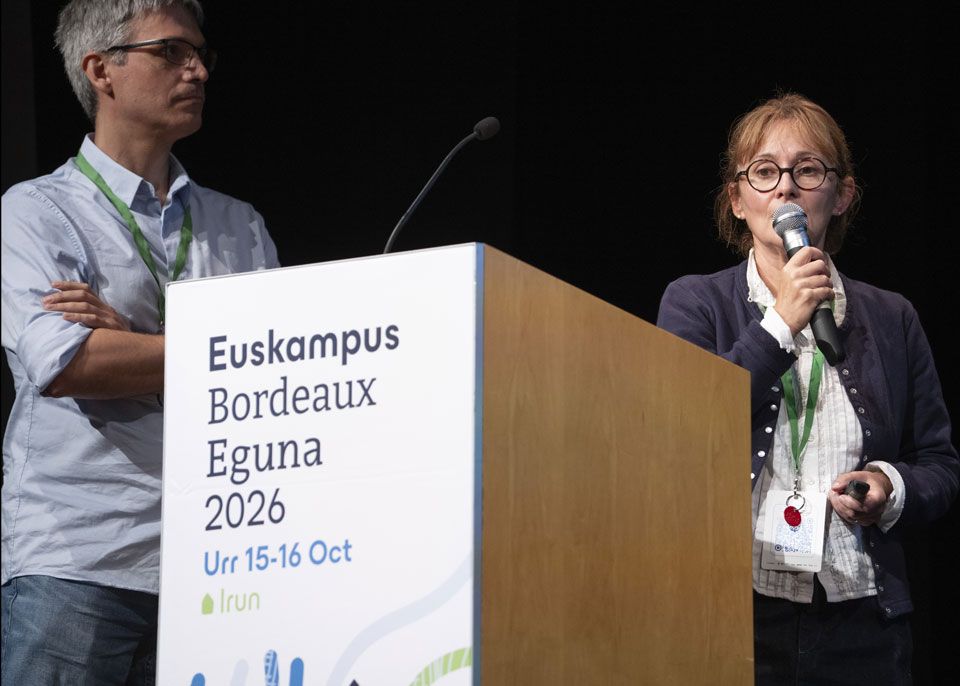 Christine Couture présente le LTC Human Shelters avec Asier Gòmez Oliviencia de l'université du Pays Basque © Refresco