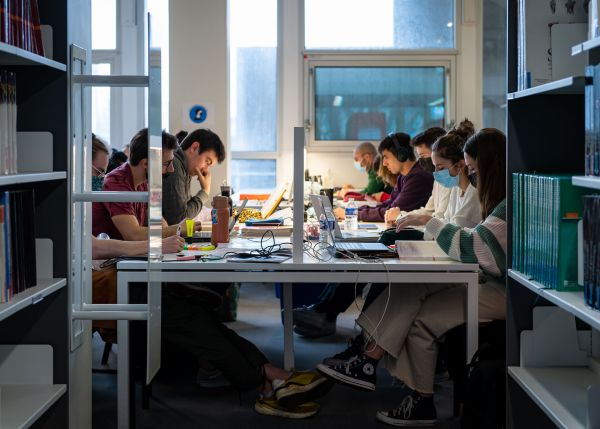 Photo : The NewDEAL project helps the University undergo transformations to improve the academic and educational success of undergraduates - University Library on the Carreire campus © Gautier Dufau