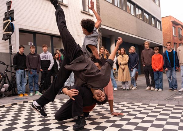 Photo : La compagnie de danse marocaine CHARA déambulera sur les campus Peixotto et Montesquieu © Yoriyas