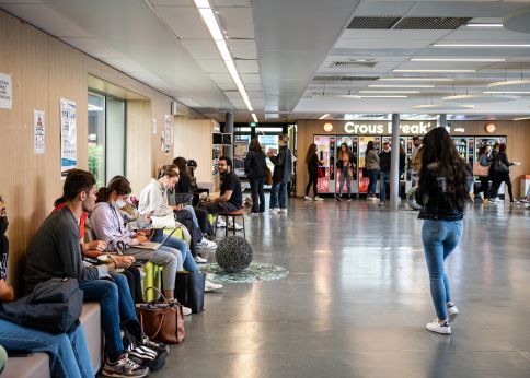 Photo Relaxation and catering area for students on the Montaigne-Montesquieu campus © Gautier Dufau