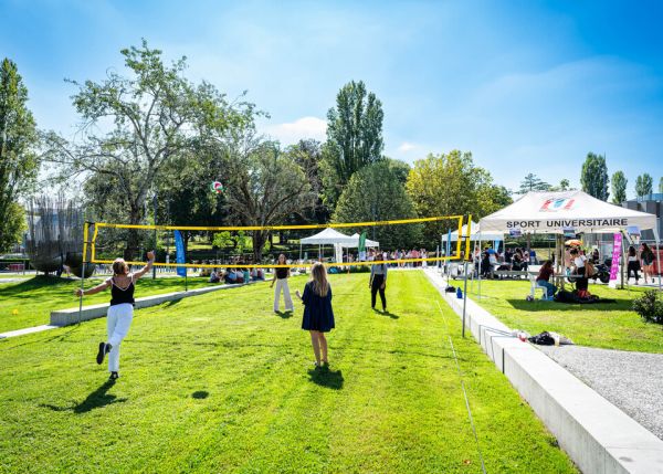 Photo : Fête la rentrée - ici sur le campus Carreire -, ce sont aussi des activités sportives ! © Gautier Dufau