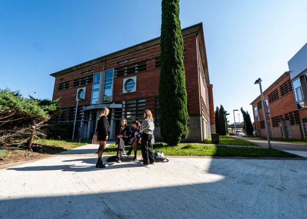 Photo : A taille humaine le campus agenais marque une transition rassurante dans l'entrée des études supérieures © Gautier Dufau 
