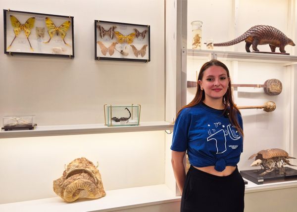 Photo : Flora Caron est médiatrice au Musée d'ethnographie de l'université de Bordeaux 