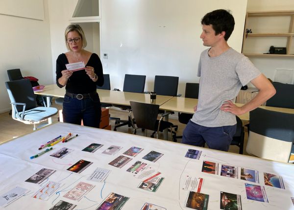 Photo : La Fresque des nouveaux récits est un 'serious game' dont les cartes dévoilent les verrous socio-cognitifs qui nous empêchent de faire évoluer nos comportements © université de Bordeaux