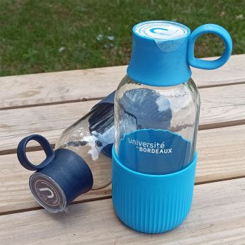Photo Gourde en verre - Capacité : 50 cl - Coloris : cyan ou anthracite - Fabriquée en France - PU TTC : 17,00 €