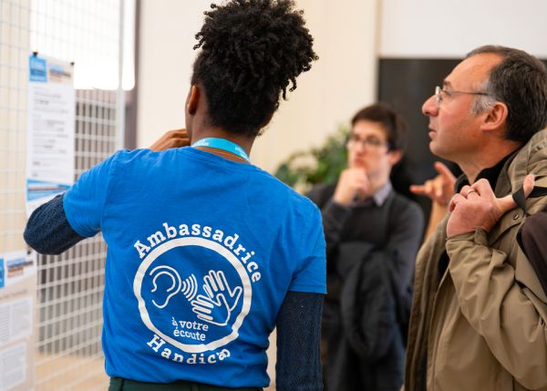 Photo : Les ambassadeurs et ambassadrices handicap étaient au rendez-vous du forum des métiers de l'université de Bordeaux, le 27 mars 2025 © Gautier Dufau