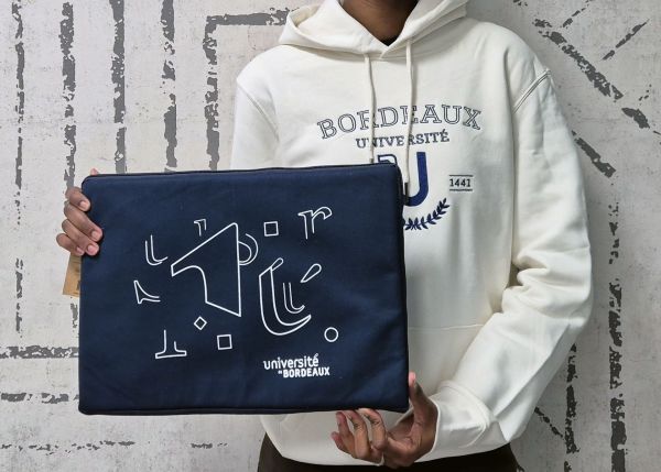 Photo : Sweat-shirt à capuche et housse d'ordinateur